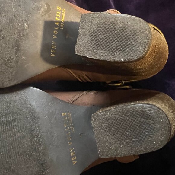 VERY VOLATILE | Los Angeles - Leather Stacked Heel Ankle Boots - Picture 2 of 9